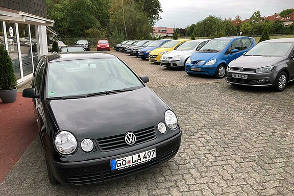 schwarzer_vw_mit_autos_221018.jpeg